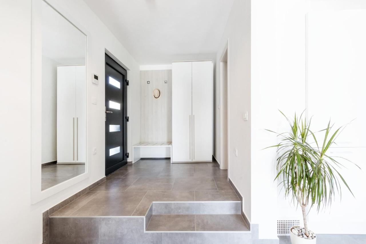 Modern 3-Bedroom Villa With A Private Pool Pula Exteriör bild