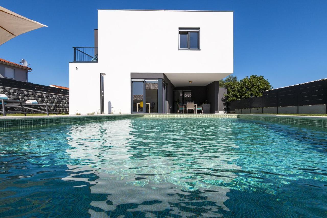 Modern 3-Bedroom Villa With A Private Pool Pula Exteriör bild